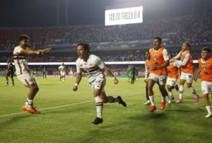 São Paulo cresce com Lucas, vence e mantém Vasco perto do Z4 do Brasileiro